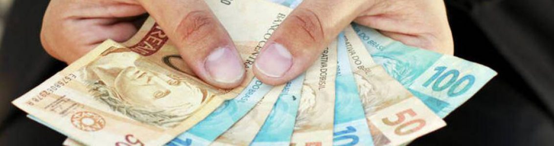 imagem post 15 01 2021 (2) Mão segurando nota de 50 e 100 reais